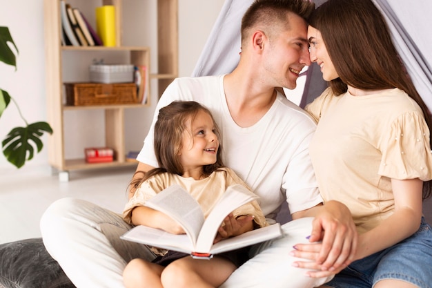 Famiglia che ha un momento carino insieme durante la lettura