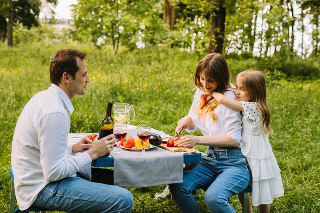 Famiglia che ha un picnic in natura