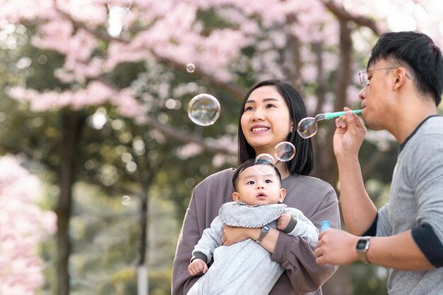 Famiglia che ha un po 'di tempo insieme all'aperto