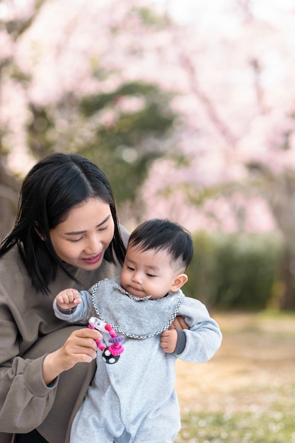 Famiglia che ha un po 'di tempo insieme all'aperto