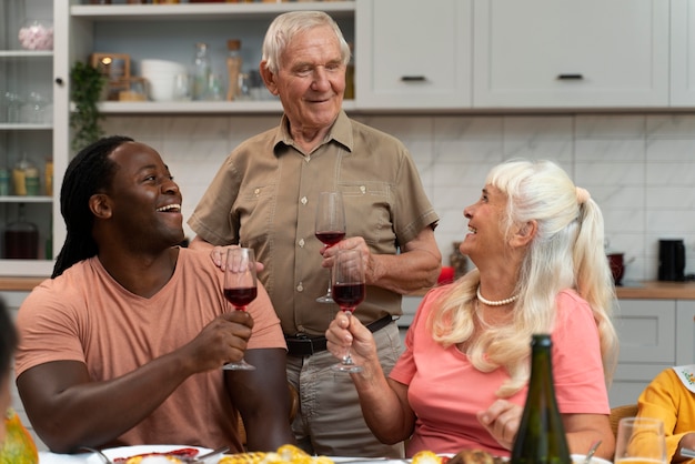 Famiglia che ha una bella cena del Ringraziamento insieme