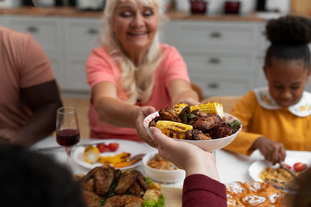 Famiglia che ha una bella cena del Ringraziamento insieme