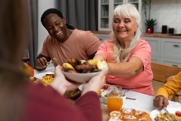 Famiglia che ha una bella cena del Ringraziamento insieme