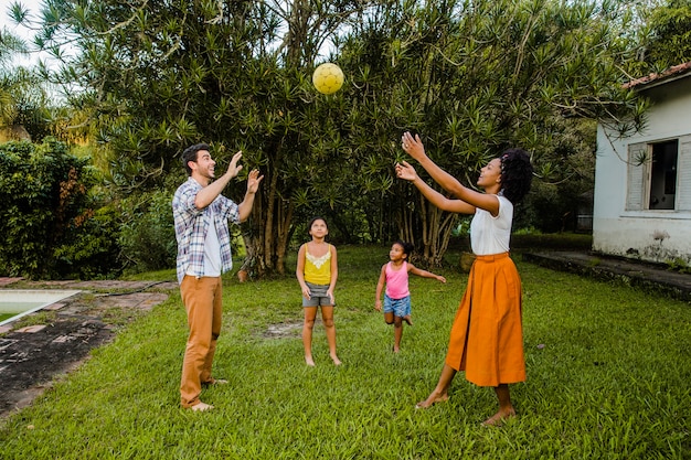 Famiglia che lancia palla