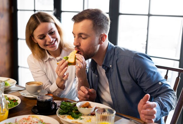 Famiglia che mangia insieme colpo medio