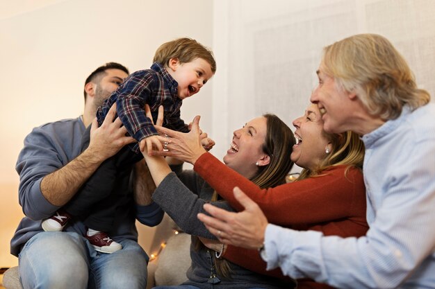 Famiglia che mangia insieme di notte