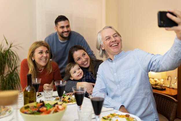 Famiglia che mangia insieme di notte