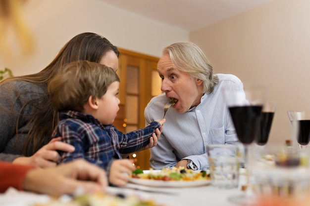 Famiglia che mangia insieme di notte