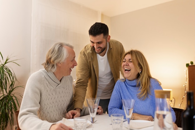 Famiglia che mangia insieme di notte