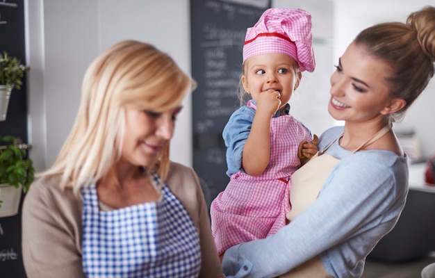 Famiglia che parla in cucina