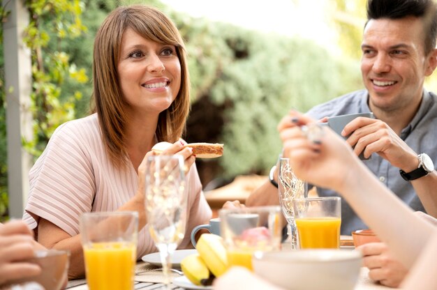 Famiglia che pranza insieme all'aperto