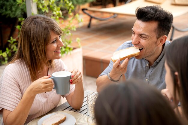 Famiglia che pranza insieme all'aperto