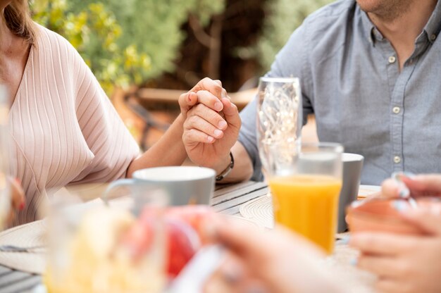 Famiglia che pranza insieme all'aperto