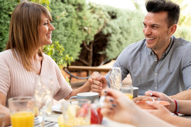 Famiglia che pranza insieme all'aperto