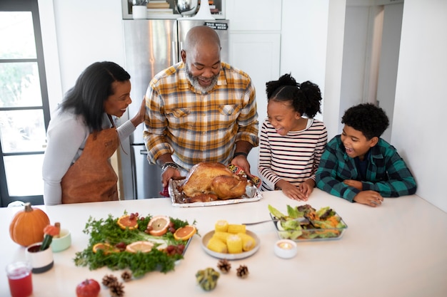 Famiglia che prepara il tacchino del giorno del ringraziamento