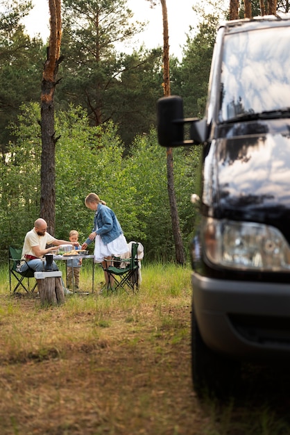 Famiglia che prepara la cena mentre è in campeggio