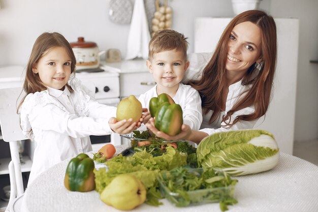 Famiglia che prepara un'insalata in una cucina