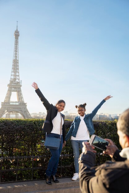 Famiglia che scatta una foto durante il viaggio a Parigi