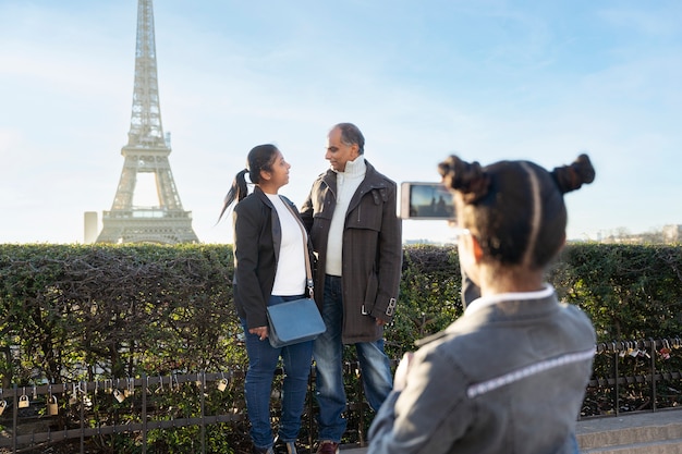 Famiglia che scatta una foto durante il viaggio a Parigi