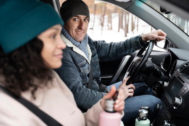 Famiglia che si diverte durante il viaggio invernale