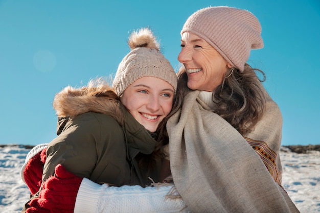 Famiglia che si diverte in inverno