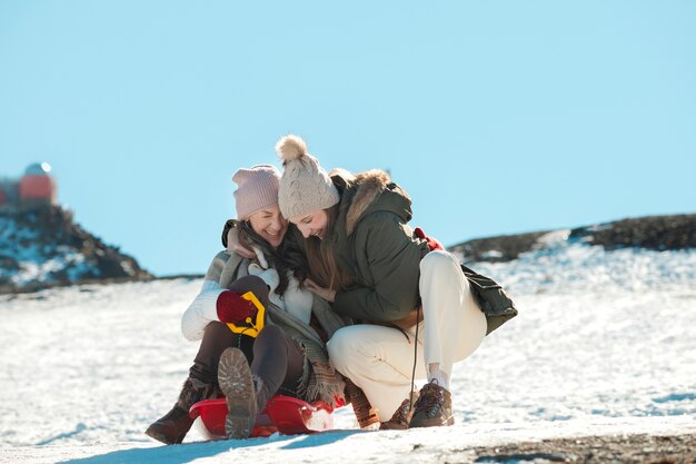 Famiglia che si diverte in inverno