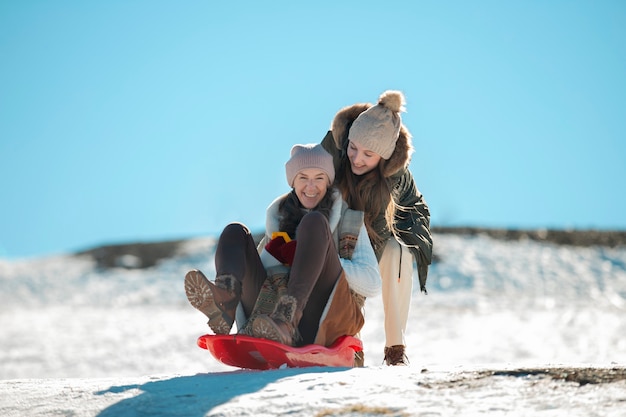 Famiglia che si diverte in inverno