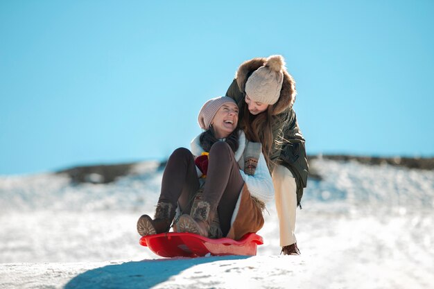 Famiglia che si diverte in inverno