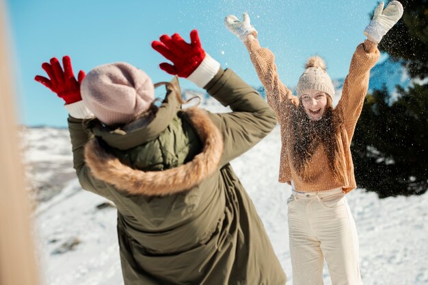 Famiglia che si diverte in inverno