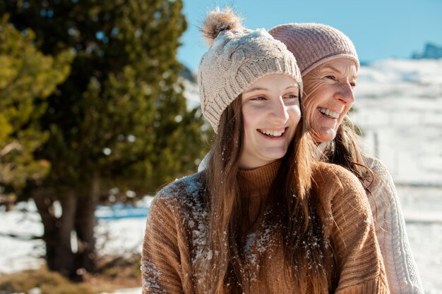 Famiglia che si diverte in inverno