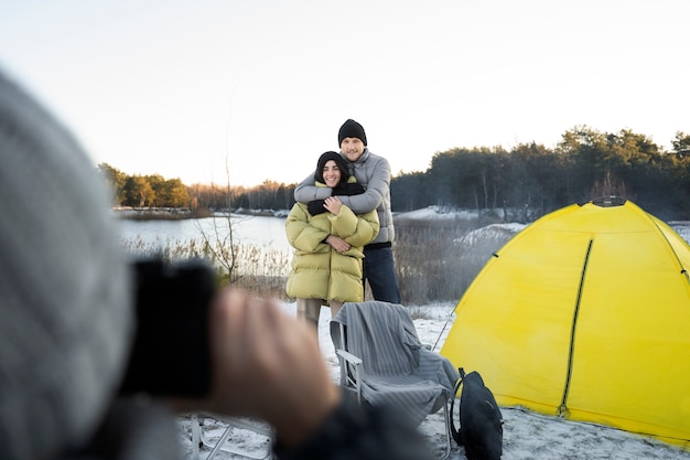 Famiglia che si diverte nella natura