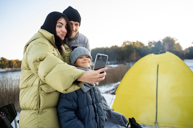 Famiglia che si diverte nella natura