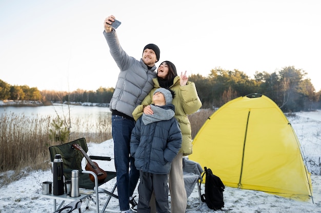 Famiglia che si diverte nella natura