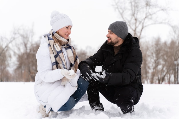 Famiglia che si diverte sulla neve