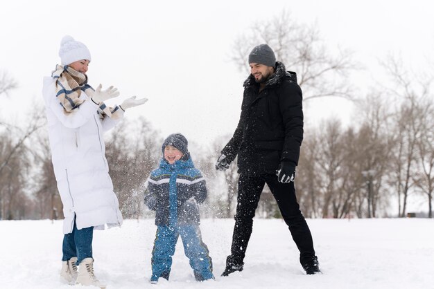 Famiglia che si diverte sulla neve