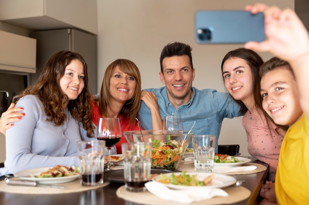 Famiglia che si fa selfie insieme a cena