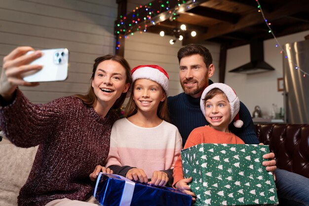 Famiglia che si fa un selfie il giorno di Natale