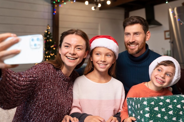 Famiglia che si fa un selfie il giorno di Natale