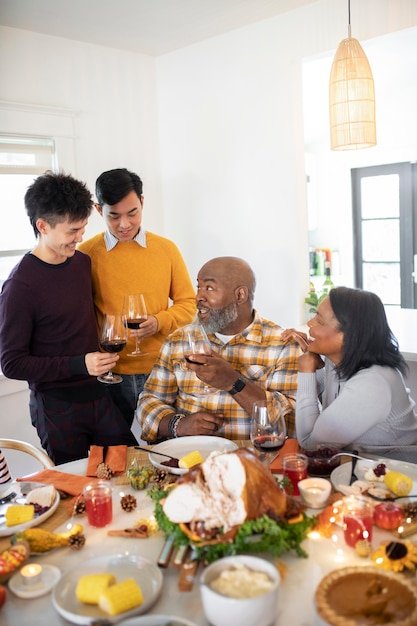 Famiglia che si gode la cena del giorno del ringraziamento