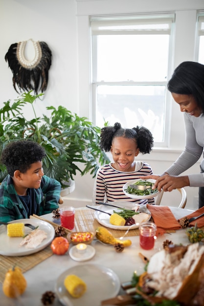 Famiglia che si gode la cena del giorno del ringraziamento