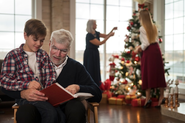 Famiglia che si gode un Natale festivo insieme