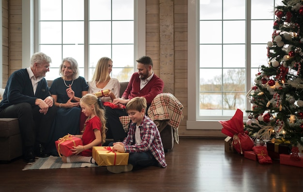 Famiglia che si gode un Natale festivo insieme