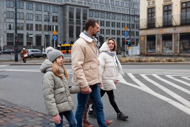 Famiglia che si gode un viaggio durante le vacanze