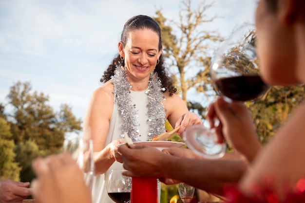 Famiglia che si gode una cena di Natale nell'emisfero australe