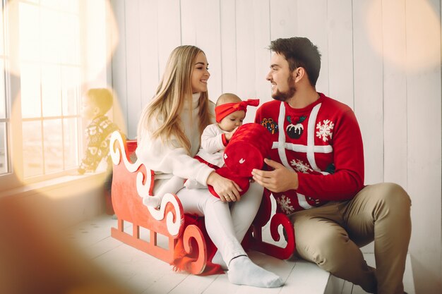 Famiglia che si siede a casa con i regali di natale