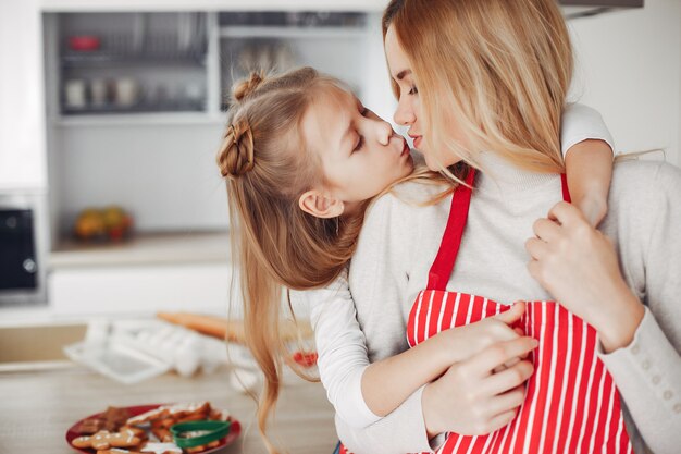 Famiglia che si siede in una cucina con i biscotti