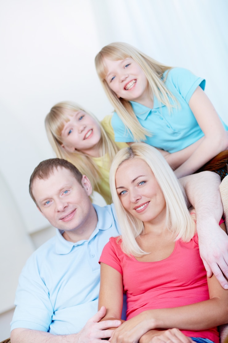 Foto gratuito famiglia che si siede insieme