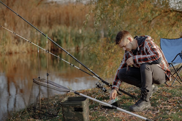 Famiglia che si siede vicino al fiume in una mattina di pesca