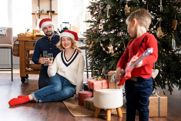 Famiglia che sta insieme a Natale