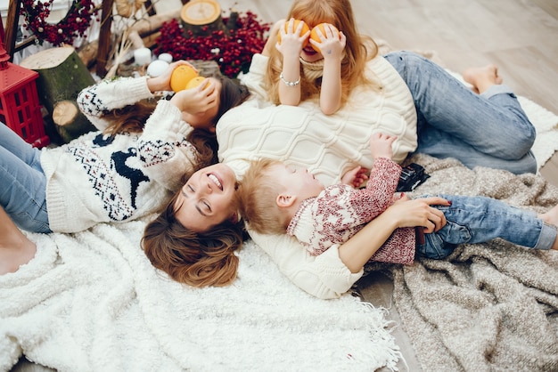 Famiglia che trascorre del tempo a casa in decorazioni natalizie